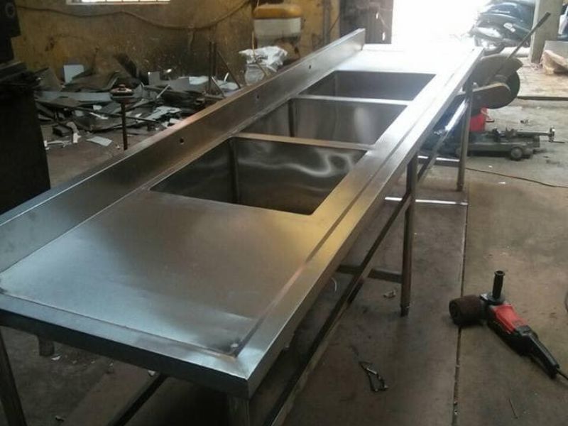 Gia công chậu rửa inox tại xưởng Vĩnh Hoàng Kitchens