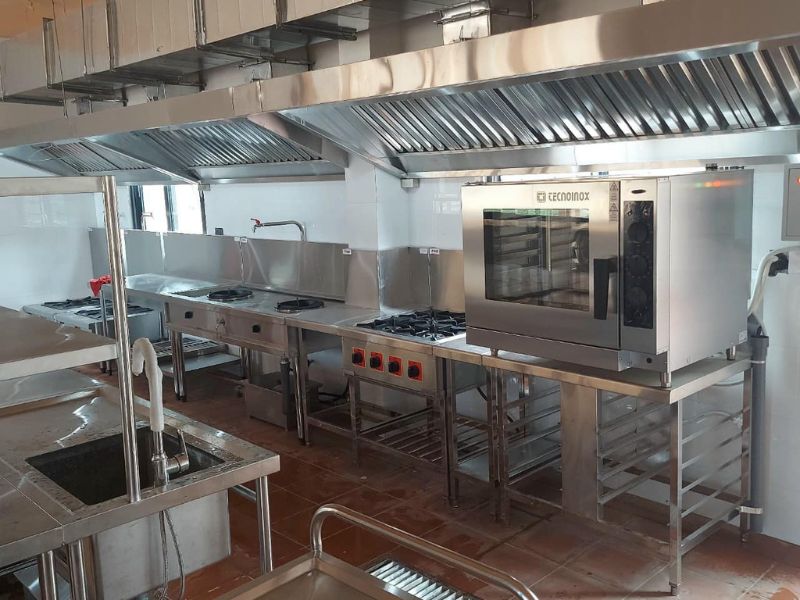 Khu nấu chính trang bị đầy đủ thiết bị bếp
