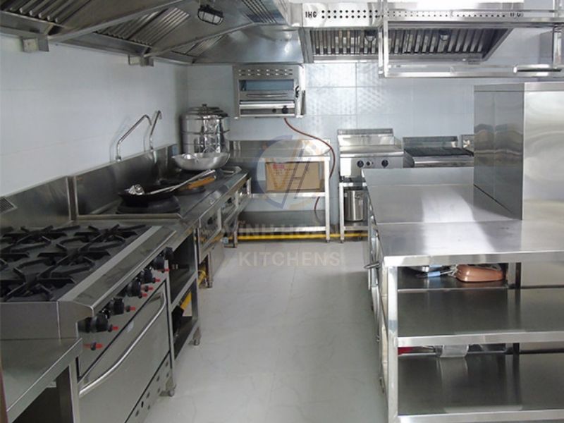 Lau chùi và vệ sinh kỹ từng bộ phận bếp công nghiệp