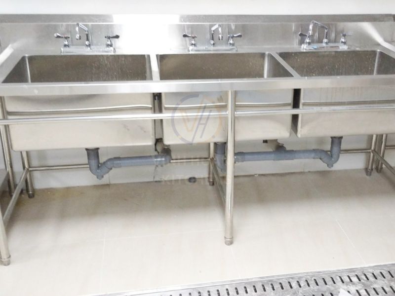 Chậu rửa công nghiệp 3 hố tại Vĩnh Hoàng Kitchens