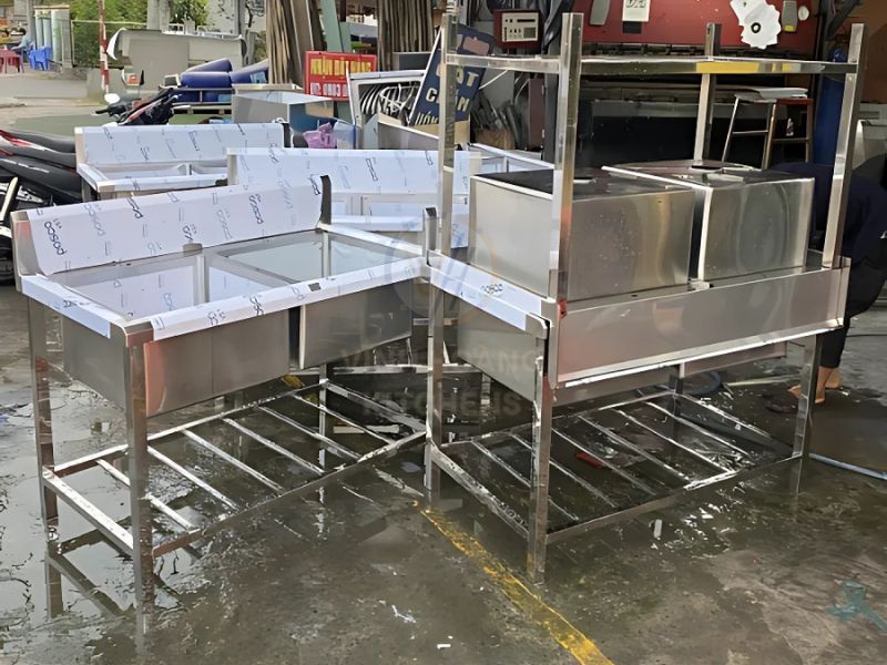 Gia công chậu rửa công nghiệp 3 hố có bàn chờ tại Vĩnh Hoàng Kitchens