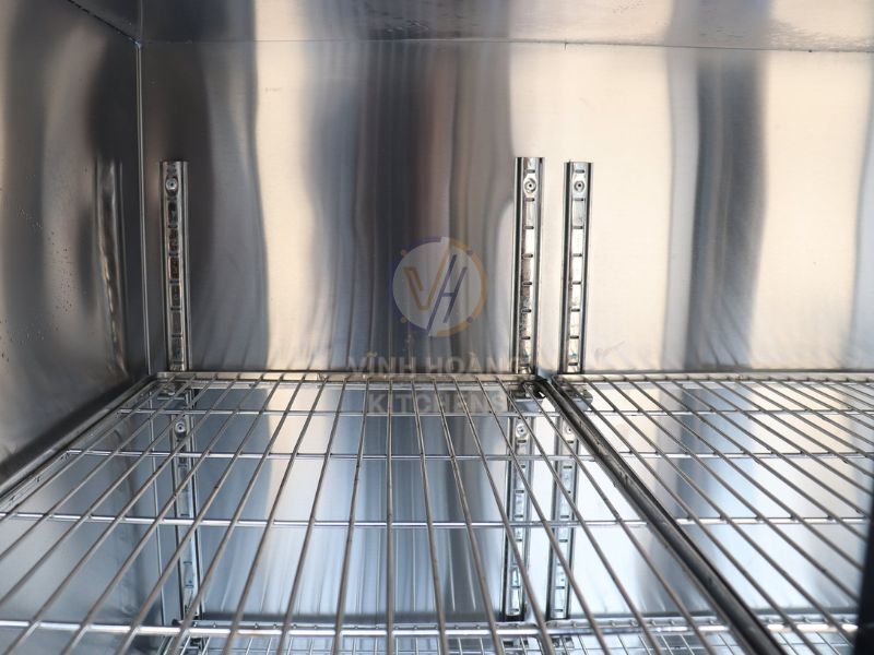 Toàn bộ bàn mát được làm bằng inox