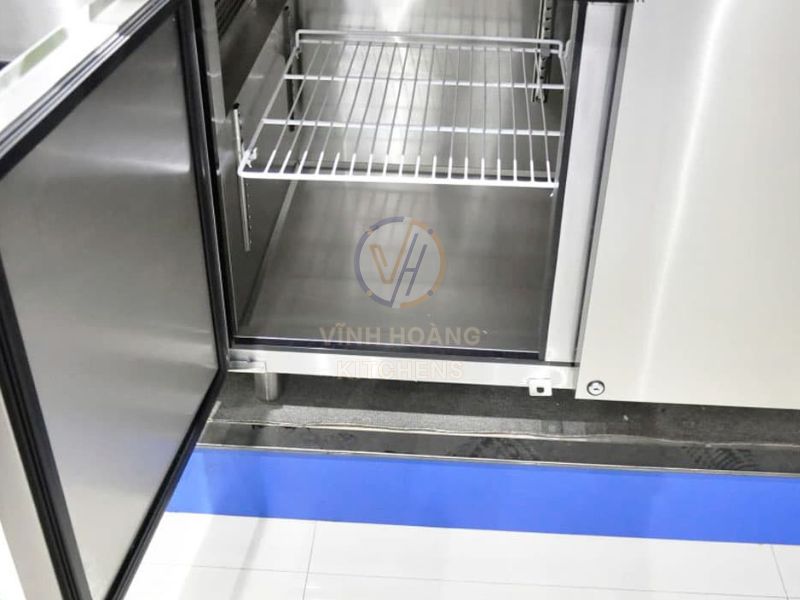 Cánh cửa bàn mở ra rất dễ dàng