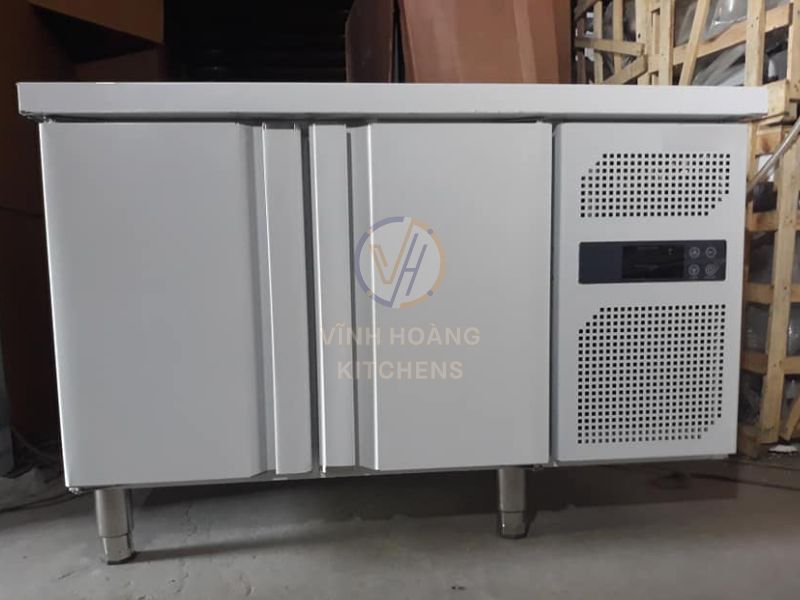 Bàn đông mát thường được sử dụng trong nhà hàng, khách sạn