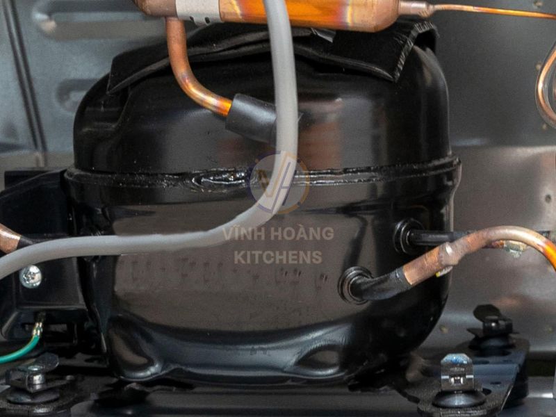 Gas nóng và áp suất cao được đưa tới dàn nóng