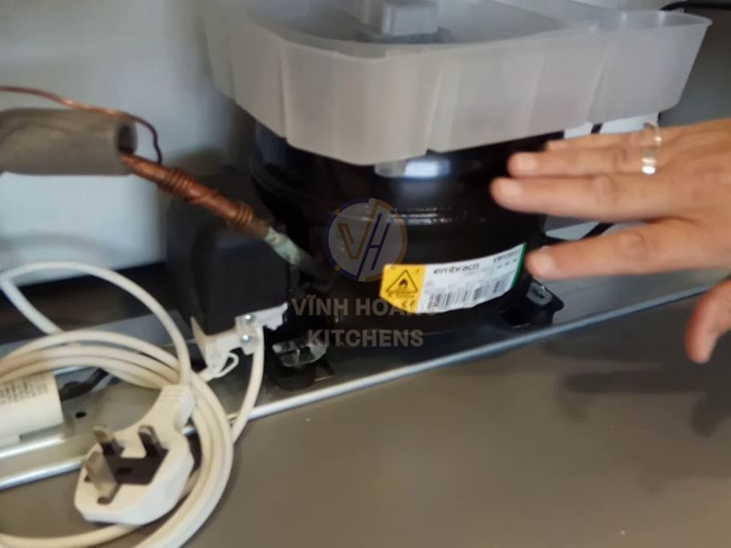 Nước đục được dẫn xuống khay