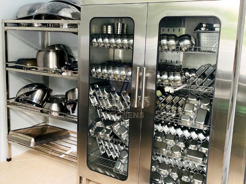 Thân tủ sấy được làm bằng inox