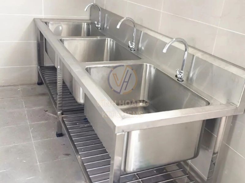 Chậu rửa inox được lắp đặt trong bếp công nghiệp