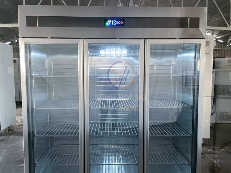 Tủ mát 3 cánh kính sử dụng dàn lạnh ống đồng mà Vĩnh Hoàng Kitchens đang cung cấp