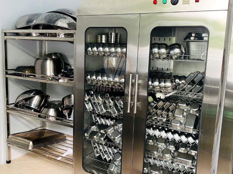 Tủ được làm bằng chất liệu inox 304 sẽ có giá thành đắt hơn