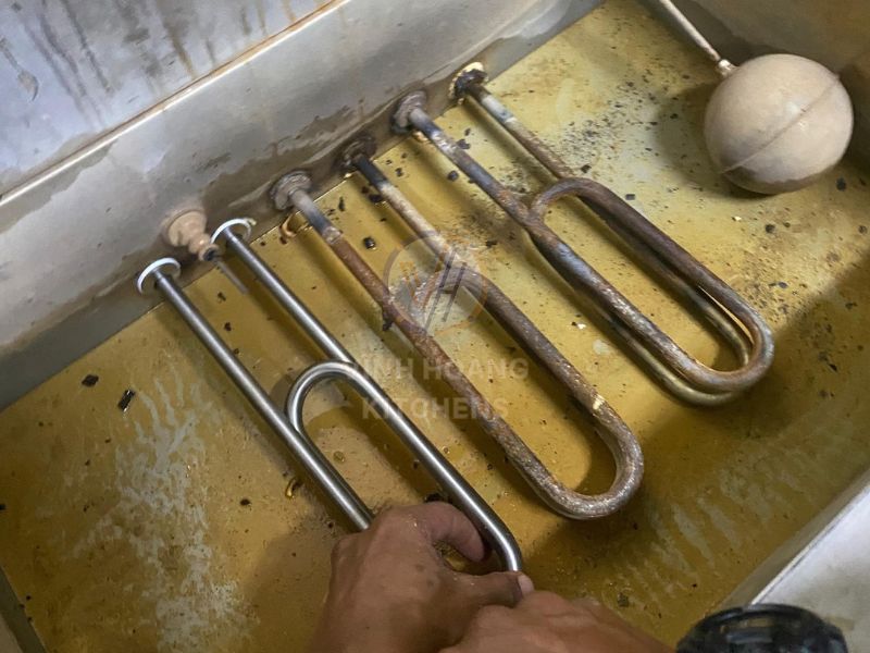 Bị cạn nước dưới thanh nhiệt