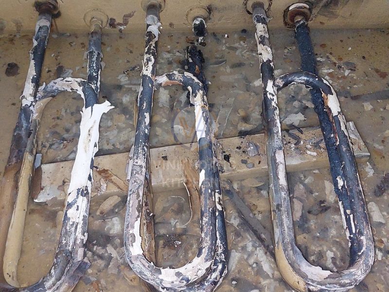 Cặn thực phẩm, khoáng chất từ nước lâu ngày bám vào khu vực thanh nhiệt