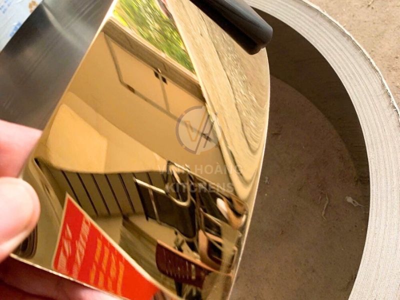 Có độ bóng cao, phản chiếu rõ hình ảnh