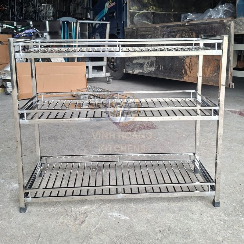 Kệ thường được sử dụng trong bếp gia đình hoặc bếp ăn công nghiệp