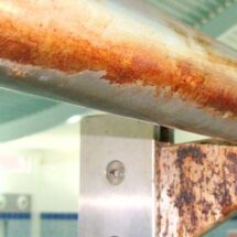 Kệ inox 304 có bị rỉ không? Nguyên nhân và cách xử lý