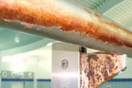 Kệ inox 304 có bị rỉ không? Nguyên nhân và cách xử lý