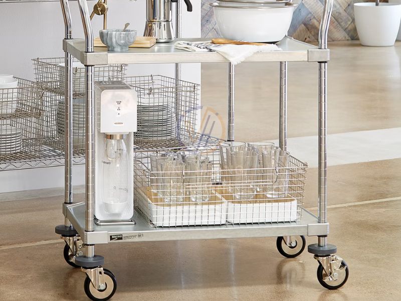 Kệ có bánh xe giúp tối ưu không gian bếp