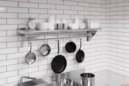 Gợi ý 3 mẫu kệ inox treo tường cho bếp nhỏ