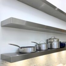 Kệ inox loại nào tốt cho nhà hàng, quán ăn?