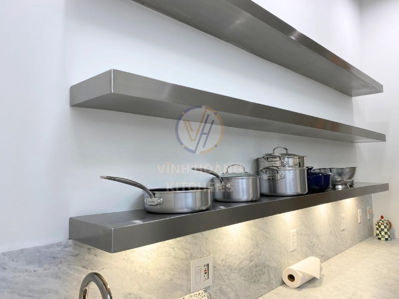 Kệ treo tường để nồi niêu, xoong chảo