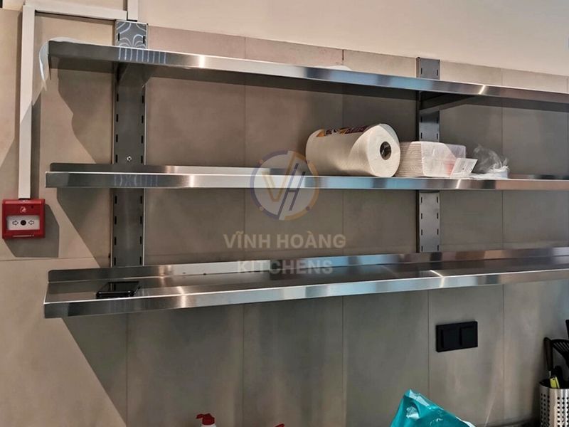 Khung kệ inox được lắp đặt trong bếp công nghiệp