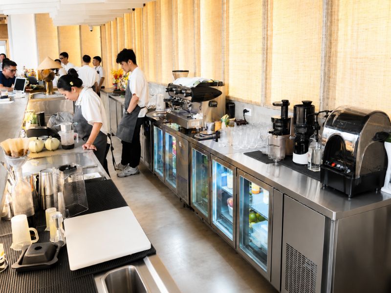 Bàn lạnh thường được sử dụng trong nhà hàng, khách sạn