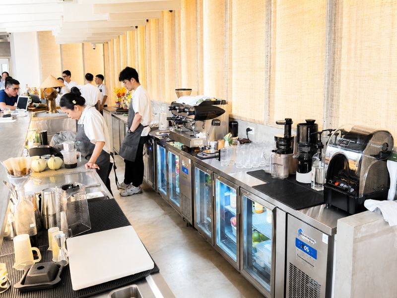 Bàn mát cánh kính được sử dụng trong nhà hàng