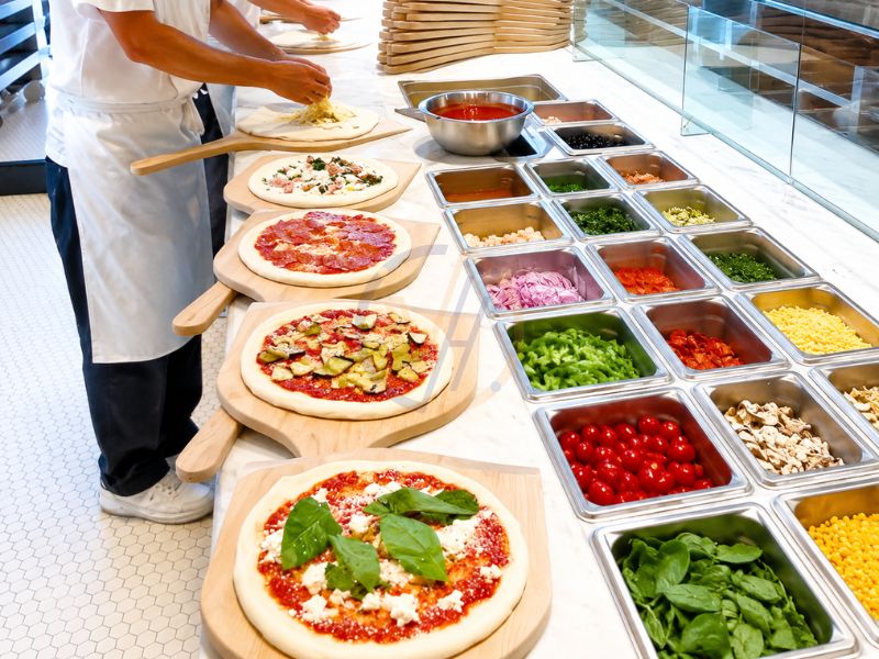 Bàn salad giúp thao tác thực hiện diễn ra liên tục